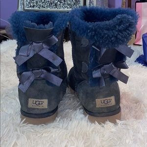 Navy blue Bailey bow uggs 💙